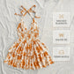 👗🌸 OFFRE LIMITÉE : 50 % DE RÉDUCTION ! Robe mini imprimée dos nu à nouer pour femme – Fermeture à lacets, dos smocké et jupe à volants étagés ✨
