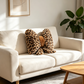 💋🐆 Coussin léopard à nœud – Imprimé sauvage, finition élégante, l’accessoire déco parfait pour un intérieur parisien chic, entre audace et féminité 🖤🎀
