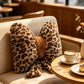 💋🐆 Coussin léopard à nœud – Imprimé sauvage, finition élégante, l’accessoire déco parfait pour un intérieur parisien chic, entre audace et féminité 🖤🎀